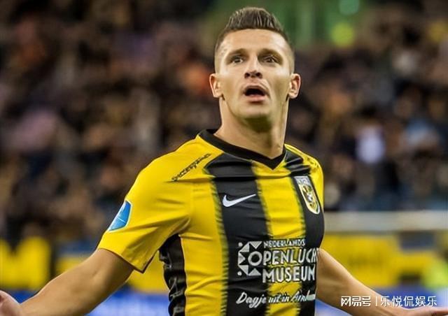 跨场长传配 跨场长传配